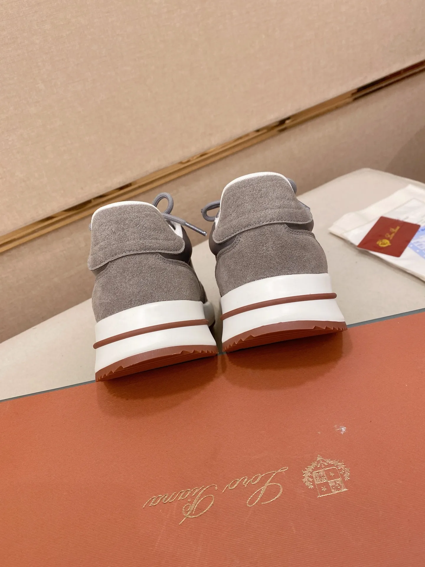 Men's shoes 💰: 462💰🔥𝐥𝐨𝐫𝐨 𝐏𝐢𝐚𝐧𝐚 lp classic loafers, an Italian treasure brand, the only brand that can match Hermès! Only after wearing it do we realize that we can’t live up to our feet. The upper is made of imported first-layer cowhide with breathable fabrics, water-dyed cowhide foot pads, and the official original glass rubber outsole and pendant. Exclusive original packaging (tag ➕ brand paper ➕ outer box ➕ hand bag) code number: 38-44. Can be customized 45-46